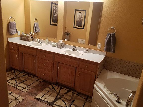 Dual sinks in Master bath