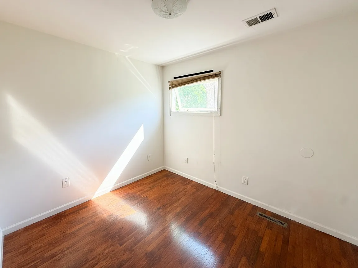2 bed, 900 sqft, $925 — Photo 4