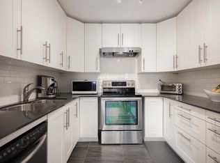 251 W 4th St #215, North Vancouver, BC