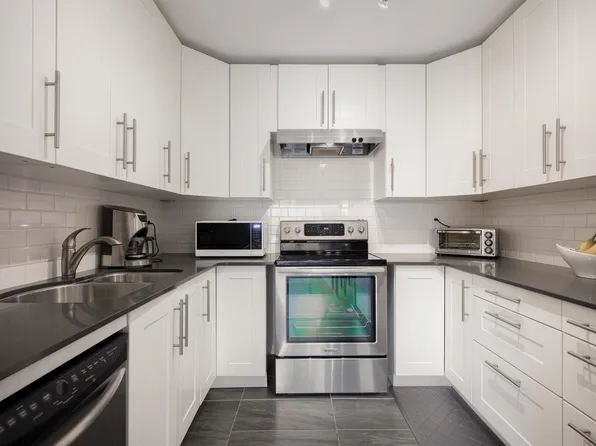 251 W 4th St #215, North Vancouver, BC V7M 1H8