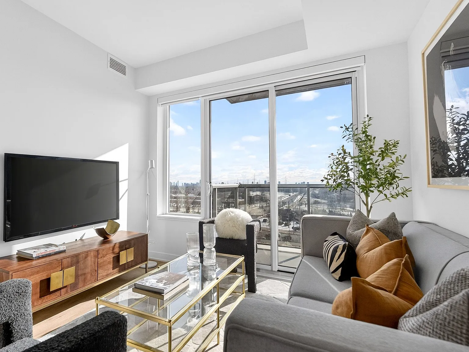 610 Martin Grove — Photo 4