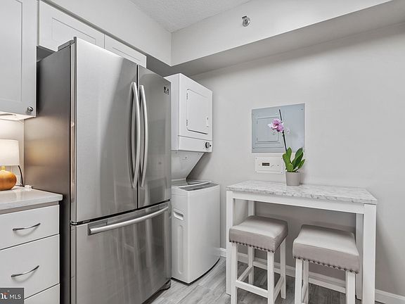 3rd image of 1805 Crystal Dr APT 604S