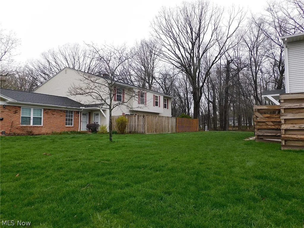 8027 Independence Dr photo 1
