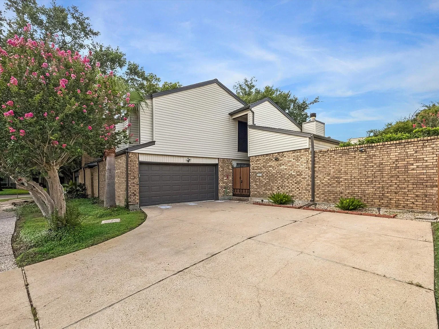 3 bed, 2.5 bath, 1946 sqft, $2,500 — Photo 1