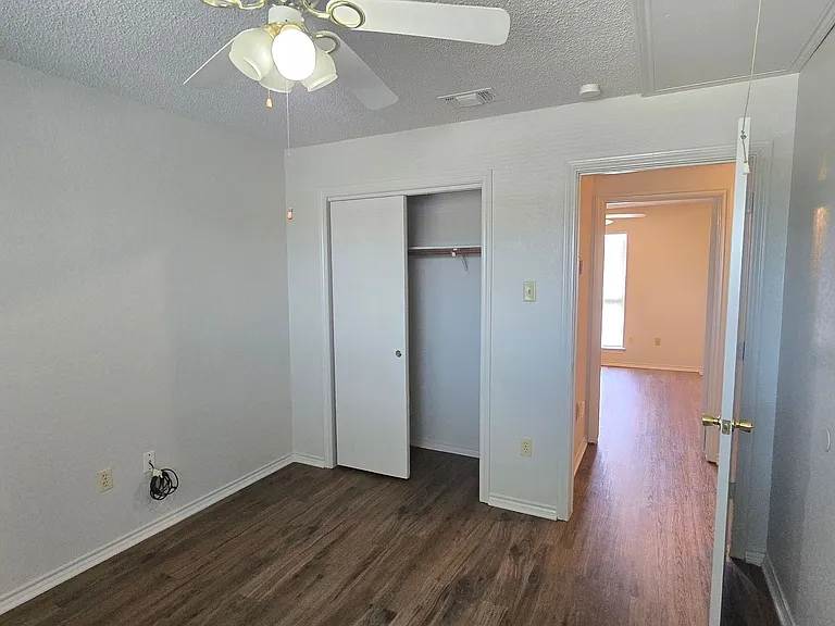 906 Meadow Cir N — Photo 17