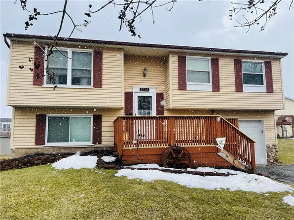 5725 Beanpole Cir, Farmington, NY 14425