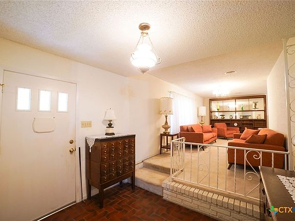 5th image of 212 Highland Oaks Dr