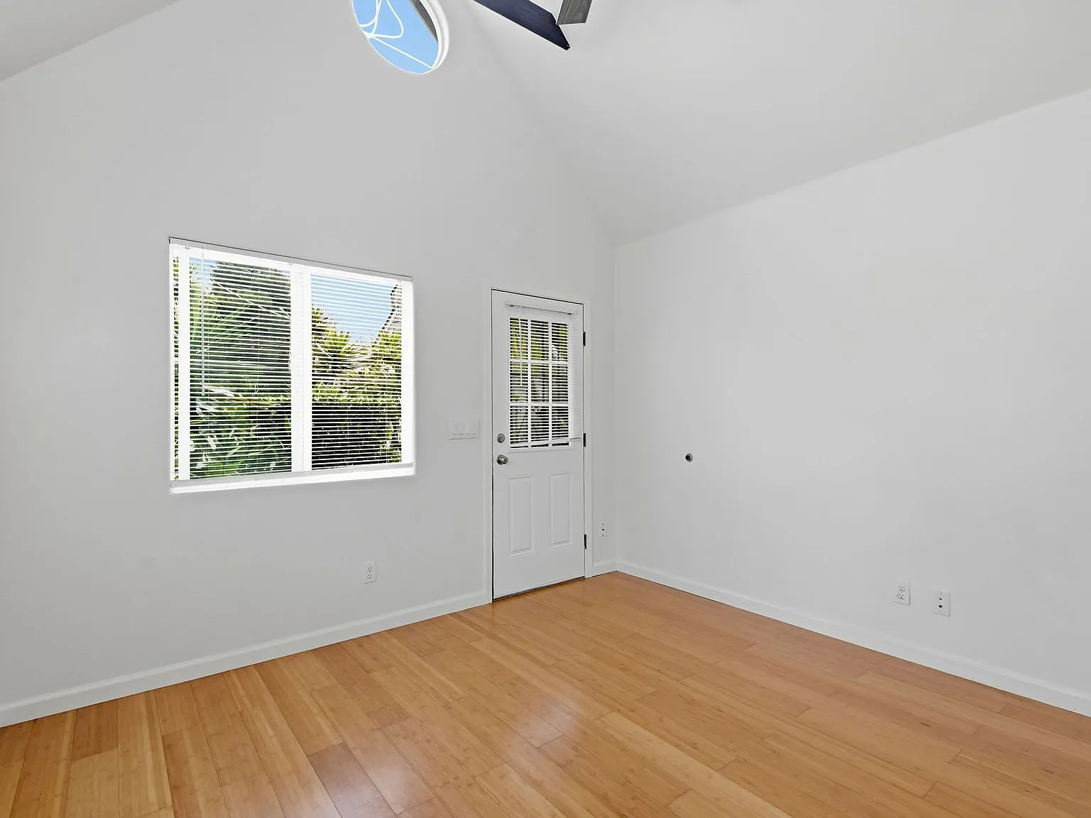 215-223 Lolita St - 215 — Photo 4