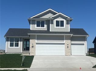 14211 N Valley Dr, Urbandale, IA 50323