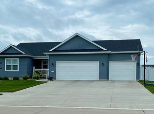 2702 Autumn Woods Dr, Cedar Falls, IA 50613