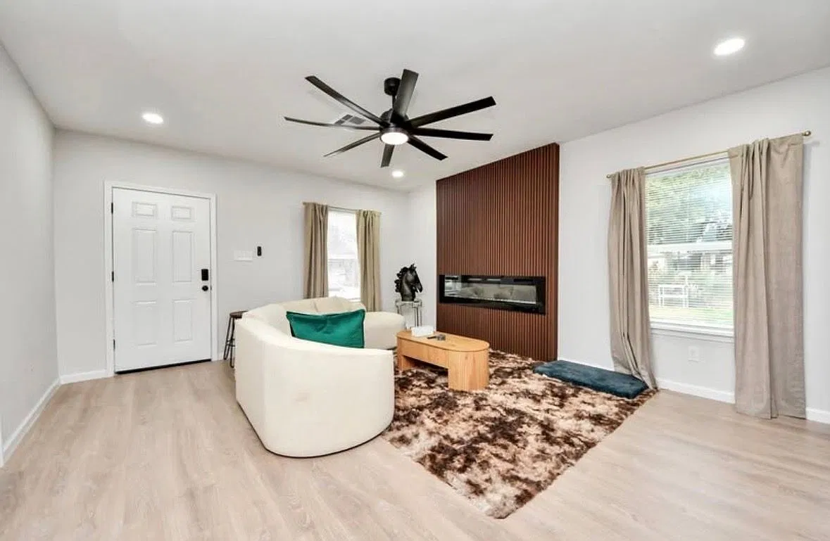 3 bed, 2.0 bath, 1380 sqft, $2,349 — Photo 2