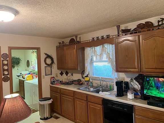 3rd image of 372 Venture Ln