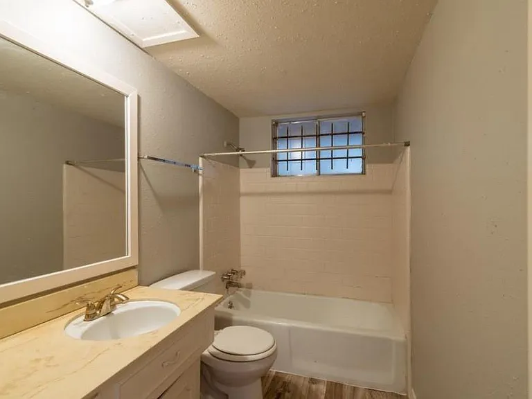 7621 Gleason Rd — Photo 8