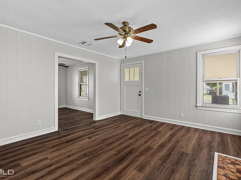 245 E Elmwood St — Photo 9