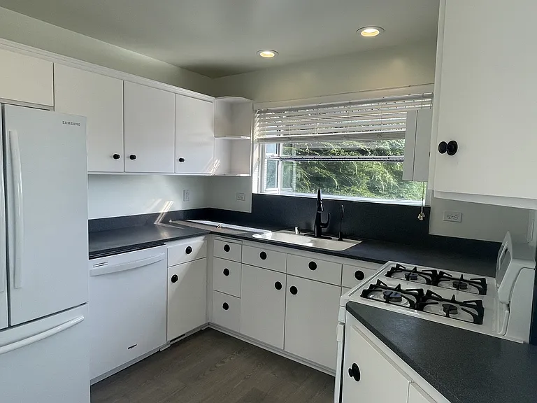 Emmons Rd — Photo 12