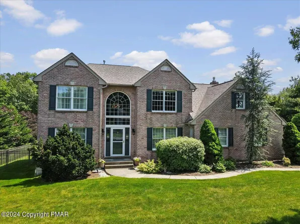 4133 Crest View Dr, Stroudsburg, PA 18360