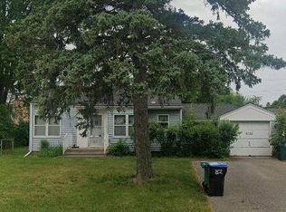 2135 Midlothian Rd, Roseville, MN 55113