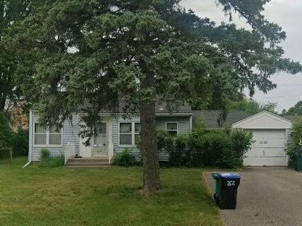 2135 Midlothian Rd, Roseville, MN 55113