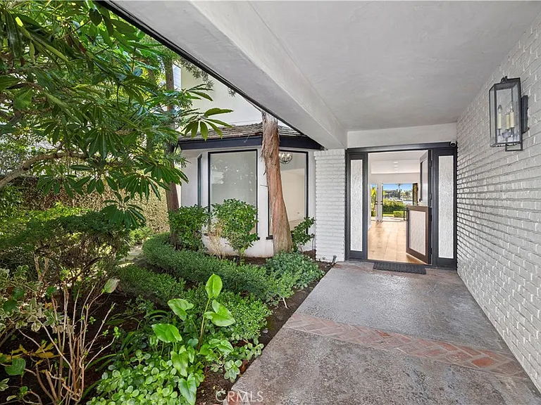 2572 Bayshore Dr — Photo 4
