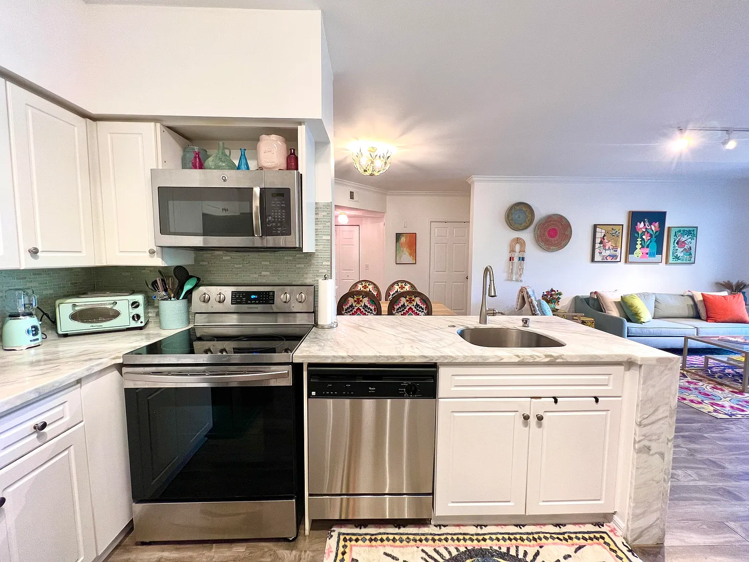 2 bed, 2.0 bath, 1131 sqft, $3,600 — Photo 3