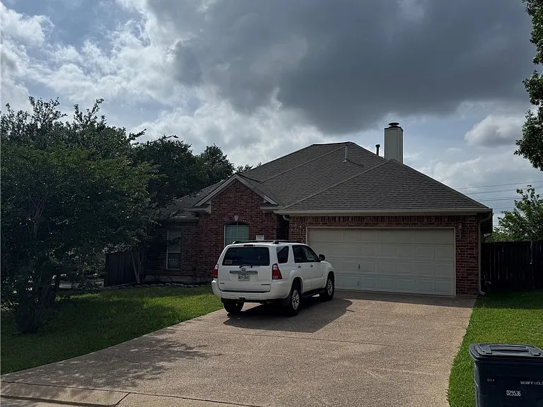 911 Scoffield Dr — Photo 1