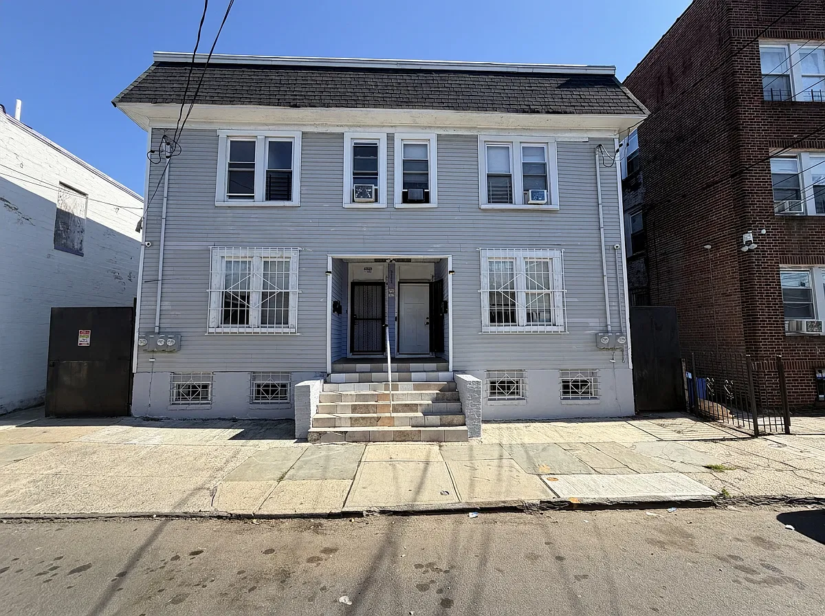 4 bed, 1000 sqft, $2,200 — Photo 1