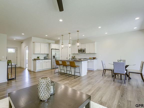 3rd image of 9427 Linwood Pl