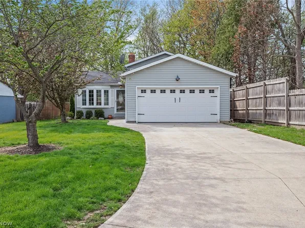 5820 Parkview Ln, Fairview Park, OH 44126