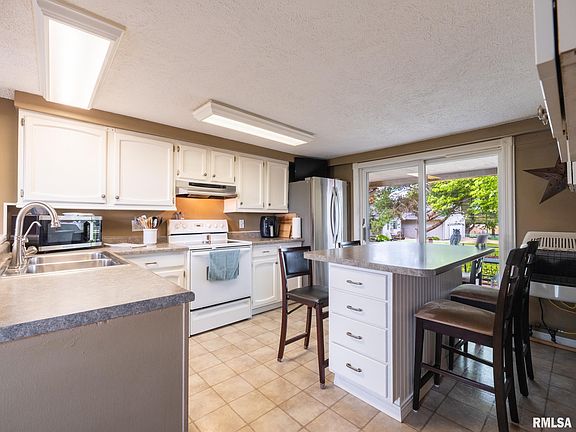 4th image of 97 N Riverview Dr