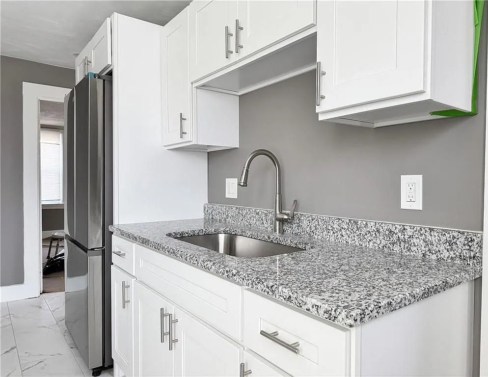 3 bed, 1.0 bath, 1200 sqft, $1,900 — Photo 1