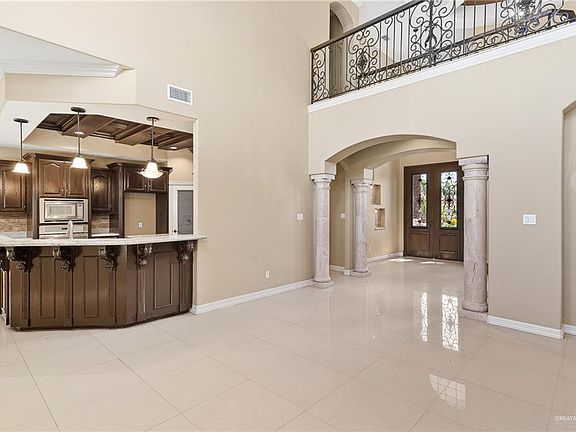 4th image of 1915 Woods Dr W