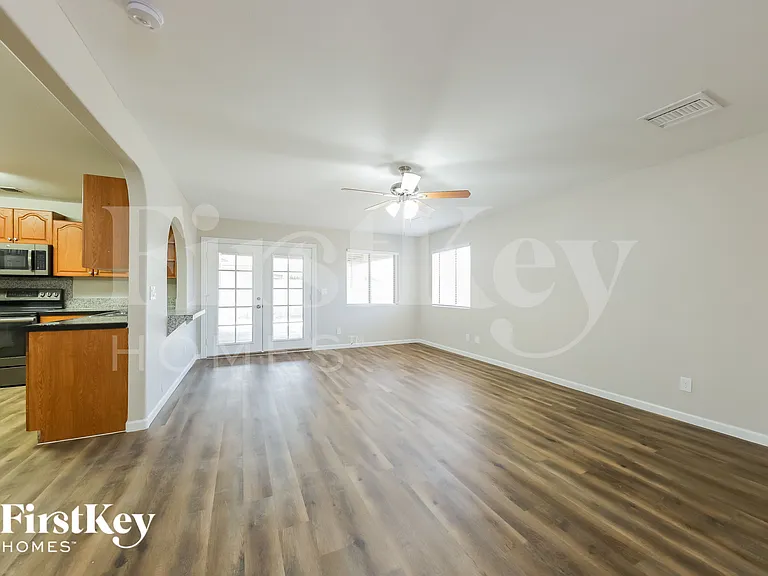 1419 W Ross Ave — Photo 7