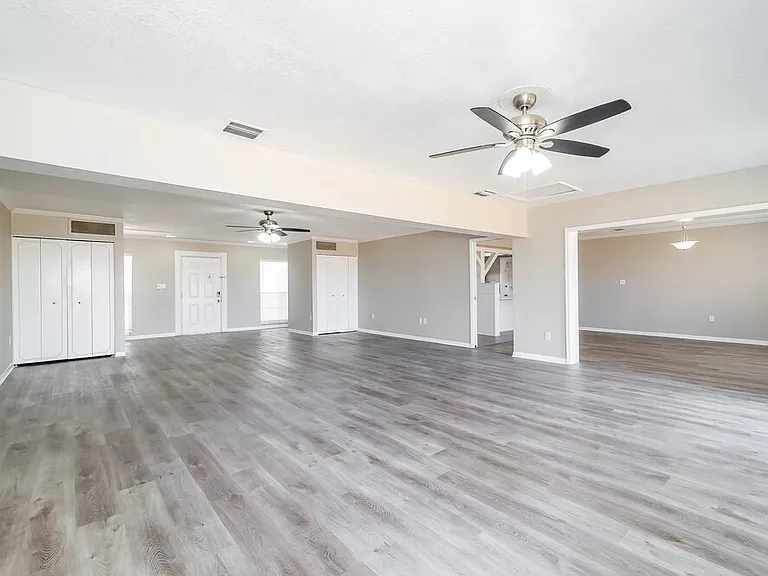 1033 Campbell Ave — Photo 3