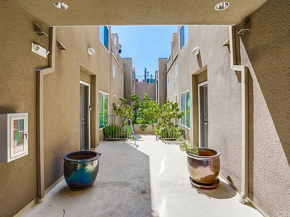 3rd image of 10918 Morrison St APT 9