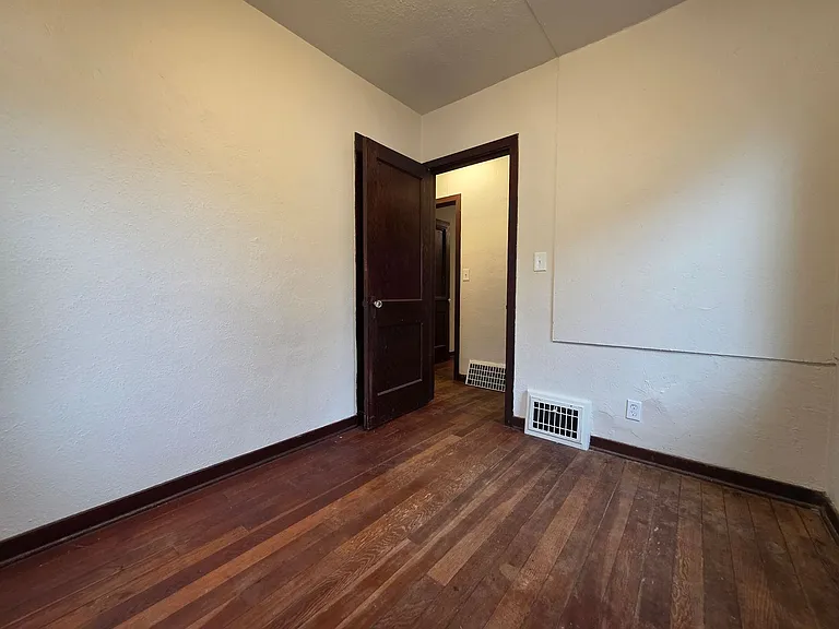 132 McKinley Ave — Photo 16