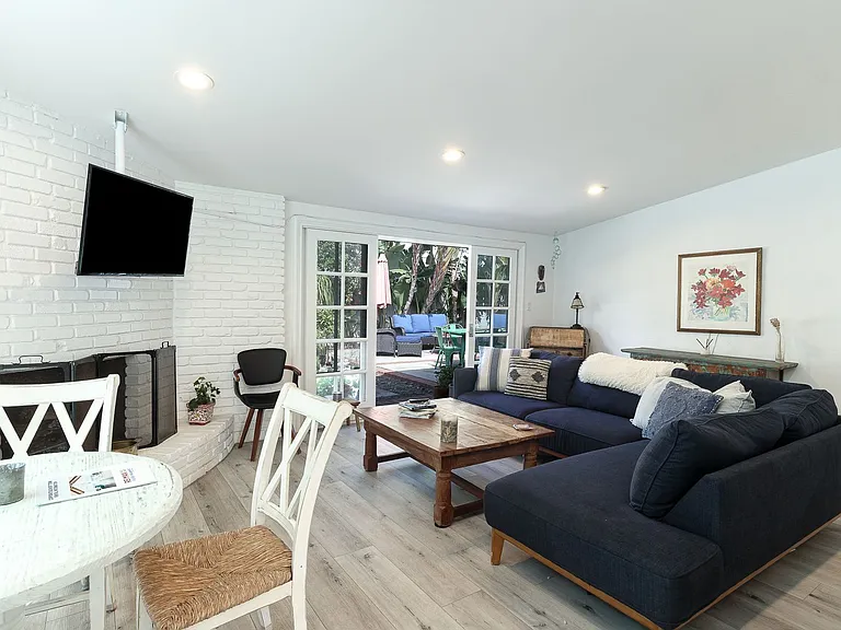 1089 Belfast Ln — Photo 5