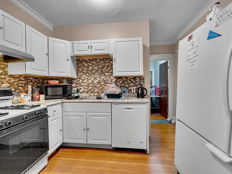 75 Montrose Ave #1 — Photo 7