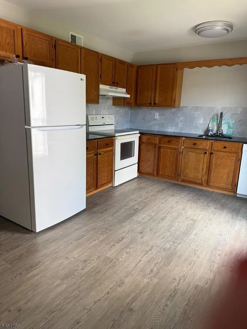 1 bed, 1.0 bath, $2,100 — Photo 2