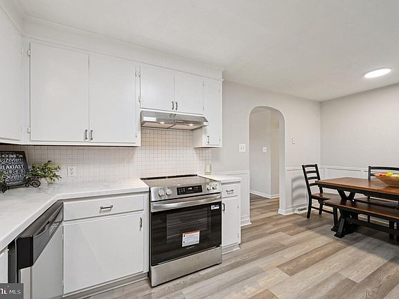 3rd image of 11936 Comanche Dr