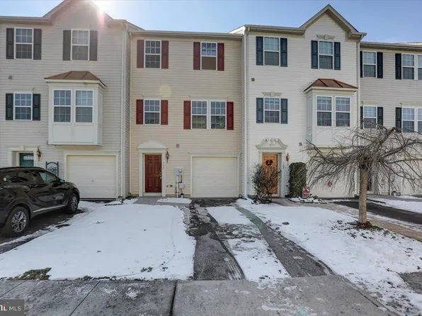 166 Tidewater Ter, Falling Waters, WV 25419