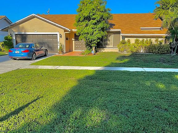 Exclusive Hidden Lake area of East Boca. Plenty of parking for up to six cars!