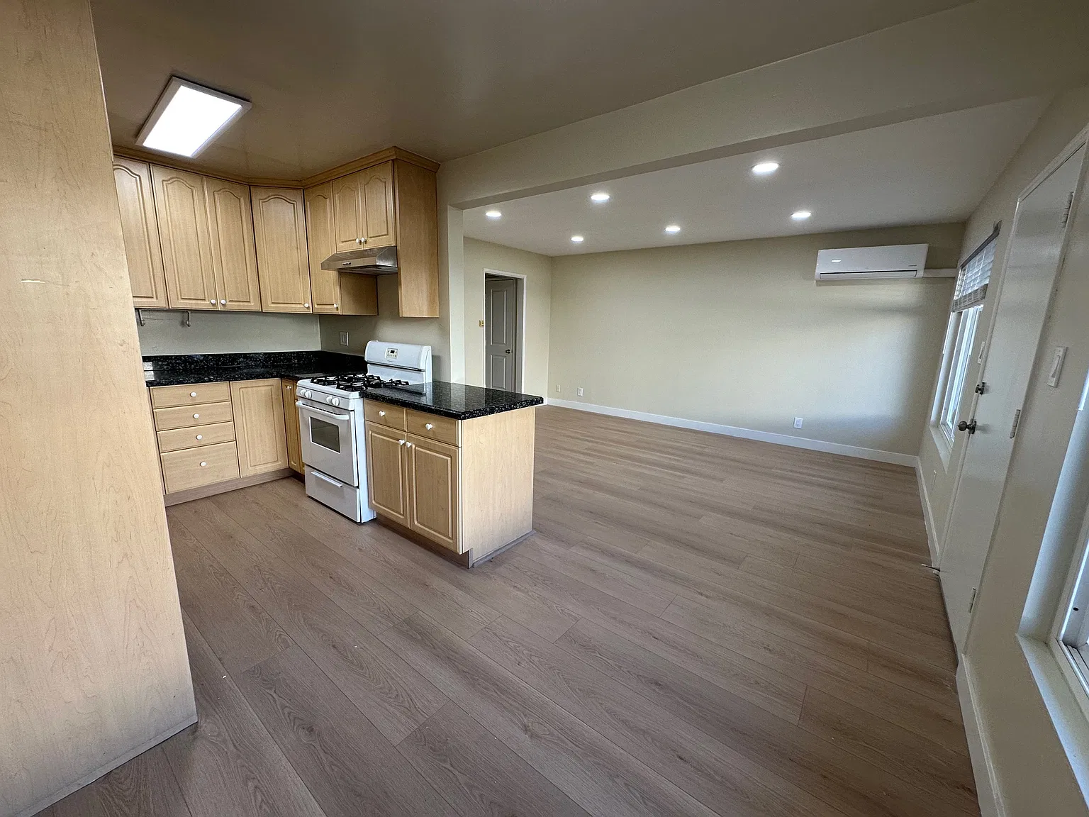 1 bed, 700 sqft, $2,100 — Photo 1