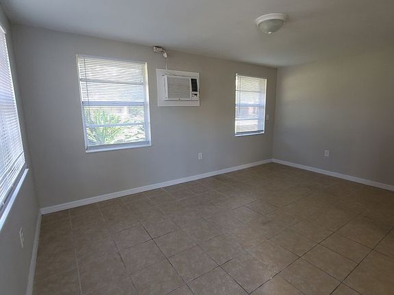 5th image of 807 1/2 W Warren St