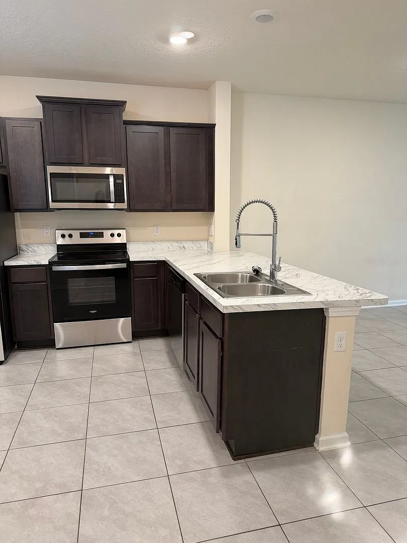 Spacious 2-Bedroom Townhome Near River City — Photo 2