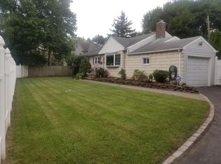 80 Middle Neck Rd, Roslyn, NY 11576