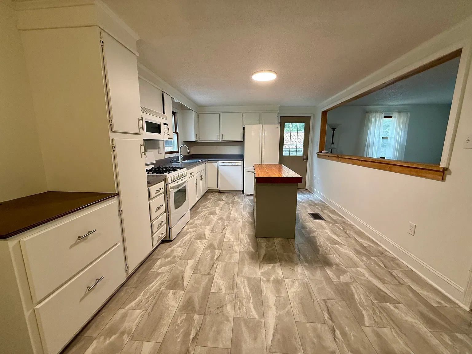 3 bed, 2024 sqft, $1,800 — Photo 2