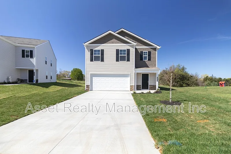 5 bed, 3.0 bath, 2361 sqft, $2,395 — Photo 2