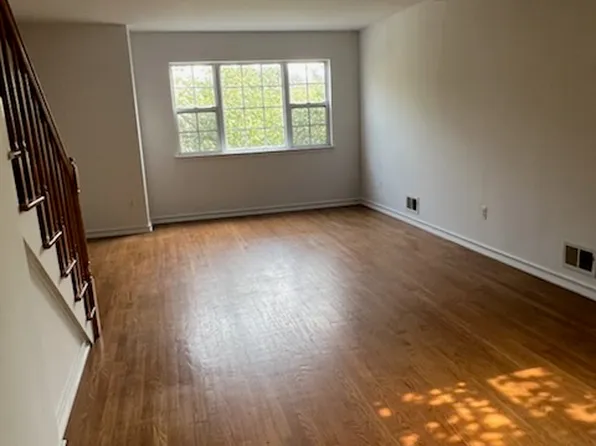 264 Ward Avenue image 2 of 21