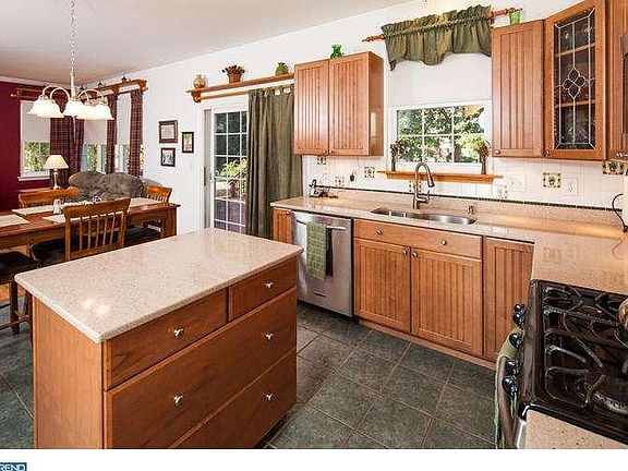 4th image of 40 Forsythia Ln