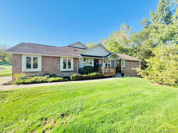 5616 Hillcrest Cir W, West Bloomfield, MI 48322